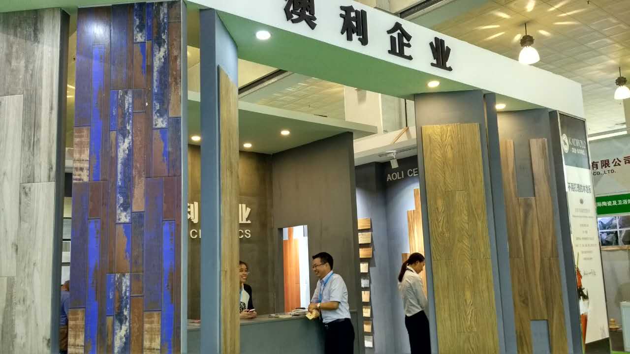 ��ֱ���ղ���������������һ��Ļ�ɫľ�y��һʯ����