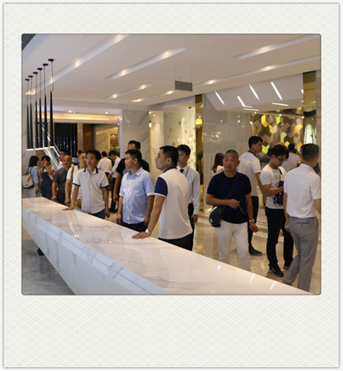 眾位設計師對博德產品駐足觀看 (2)_副本.jpg