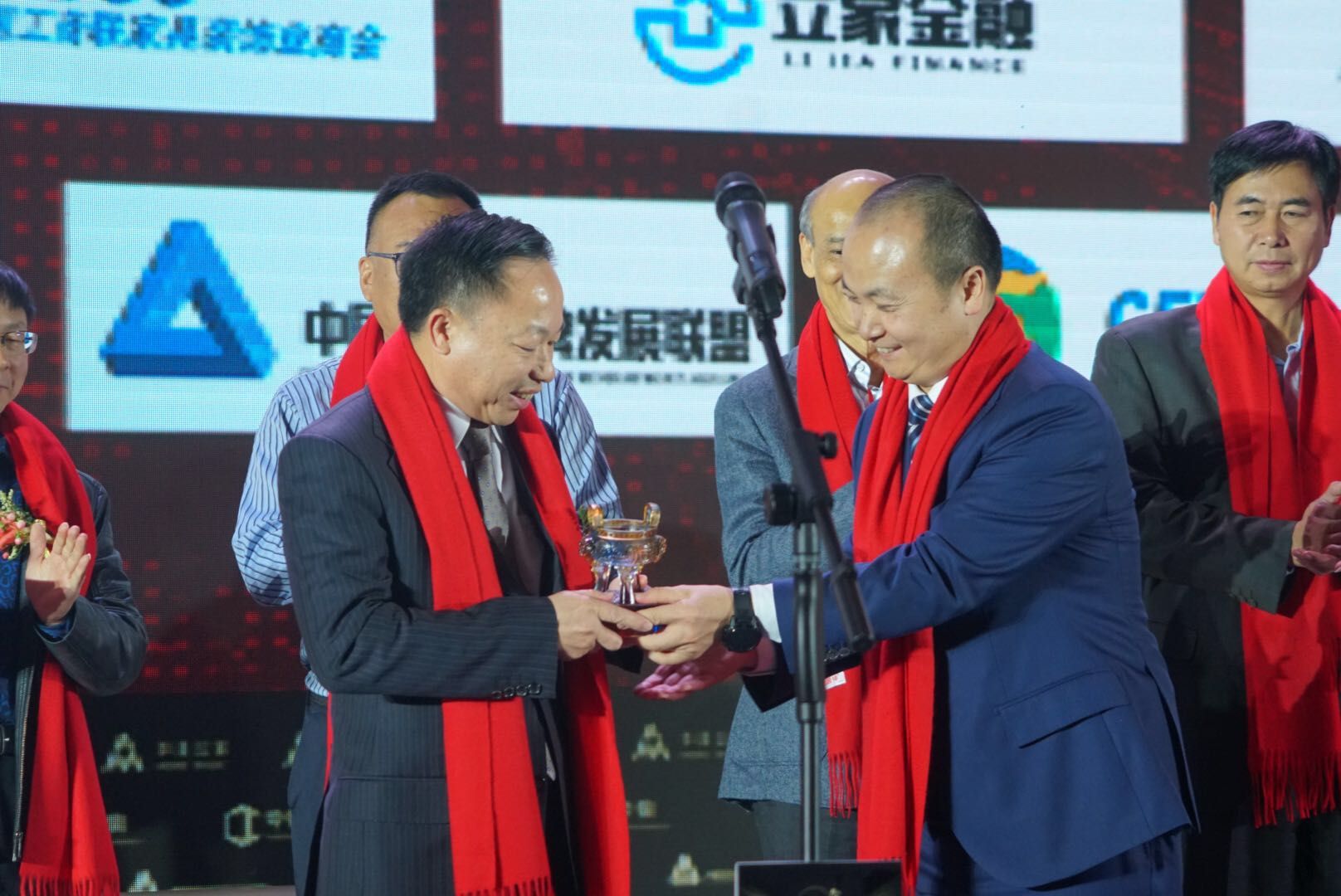 葉榮恒董事長從中國建材品牌發(fā)展聯(lián)盟發(fā)起人賈鋒手中接過輪值主席的主席鼎.jpg