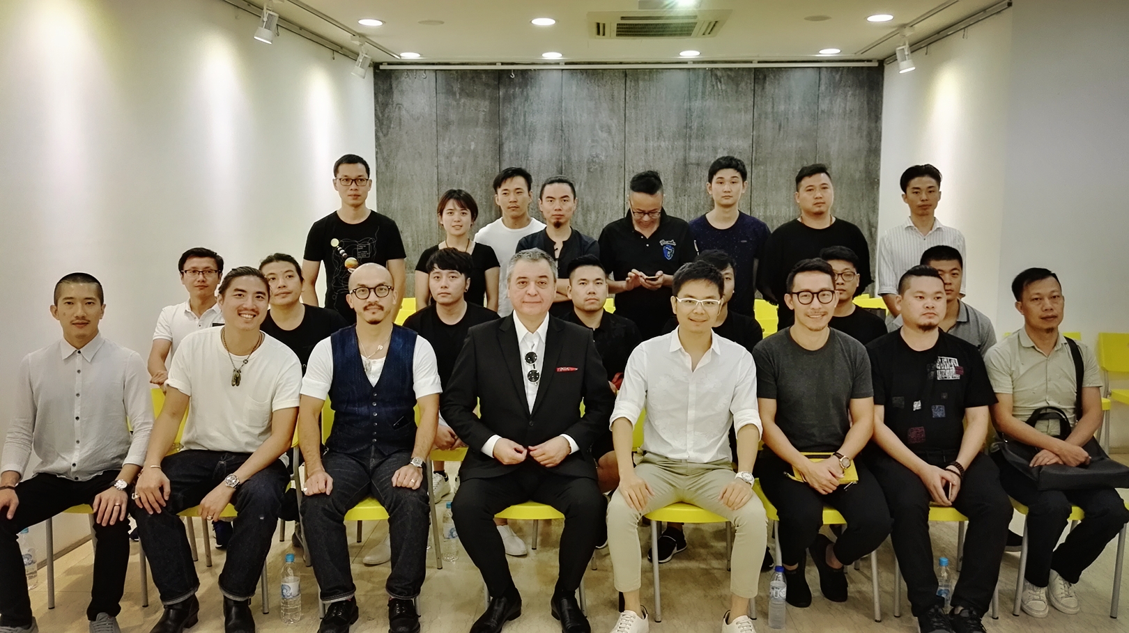 5 設計師們在馬若龍工作室合影.jpg