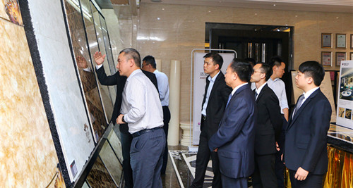 博德公司副總經理魏繼國向恒大集團副總裁、恒大材料設備有限公司董事長徐文講解精工玉石制作工藝_副本.jpg