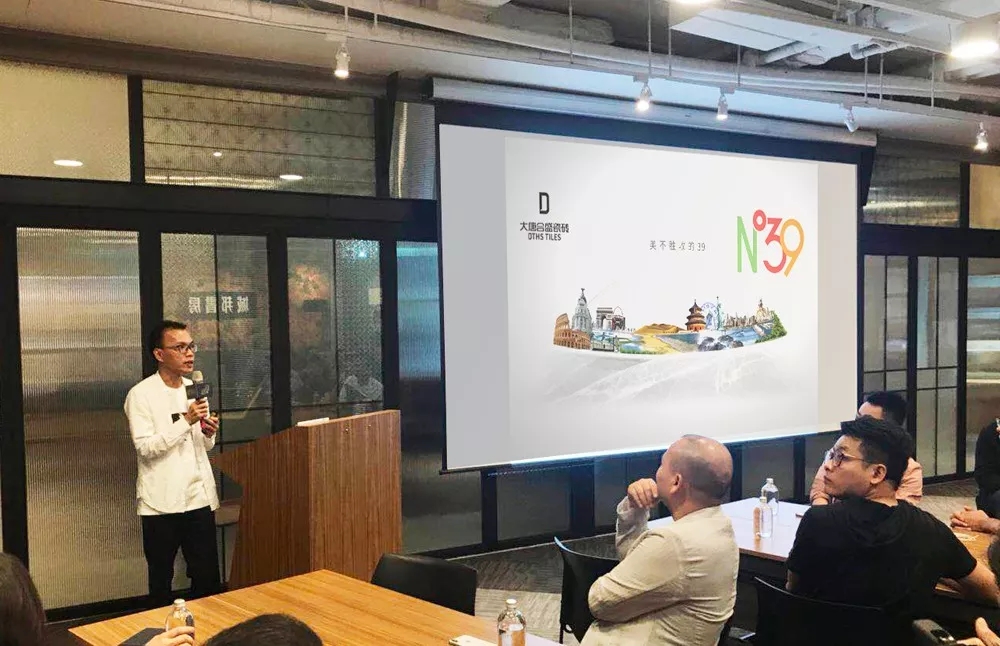 4.大唐合盛瓷磚品牌市場(chǎng)中心總經(jīng)理符竣雄向兩岸設(shè)計(jì)師介紹N°39webp.jpg